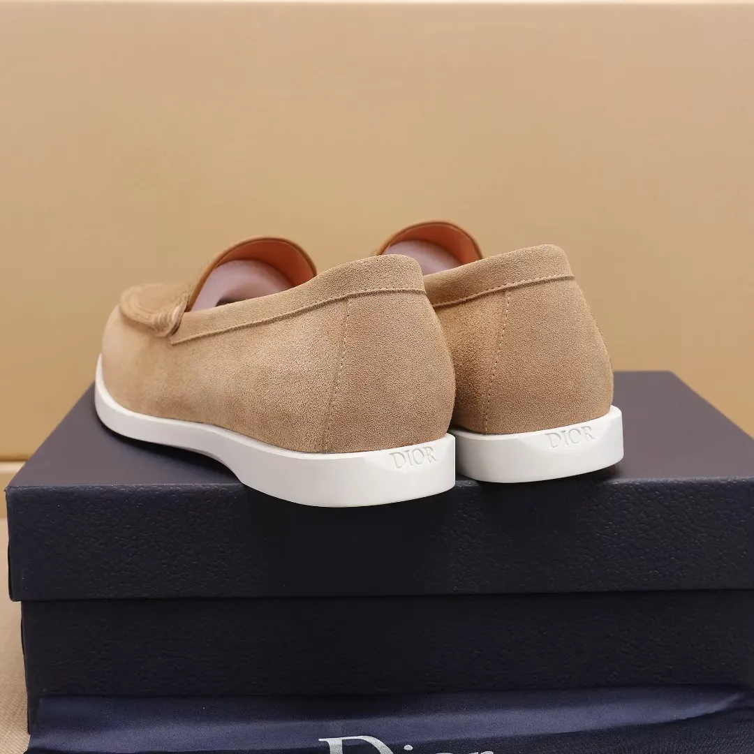 Men's Men's Shoes 💰400 [New Style] 🏍️🏍️Dior - This Dior Granville loafer is a casual dress shoe. Crafted from luxuriously soft beige suede, it features a beige Oblique print panel on the upper. The lightweight cream-white rubber sole is more sophisticated. The Dior Oblique pattern is engraved on the outsole to enhance the style, and the Dior logo is engraved on the back side. Adds elegance to any casual look.